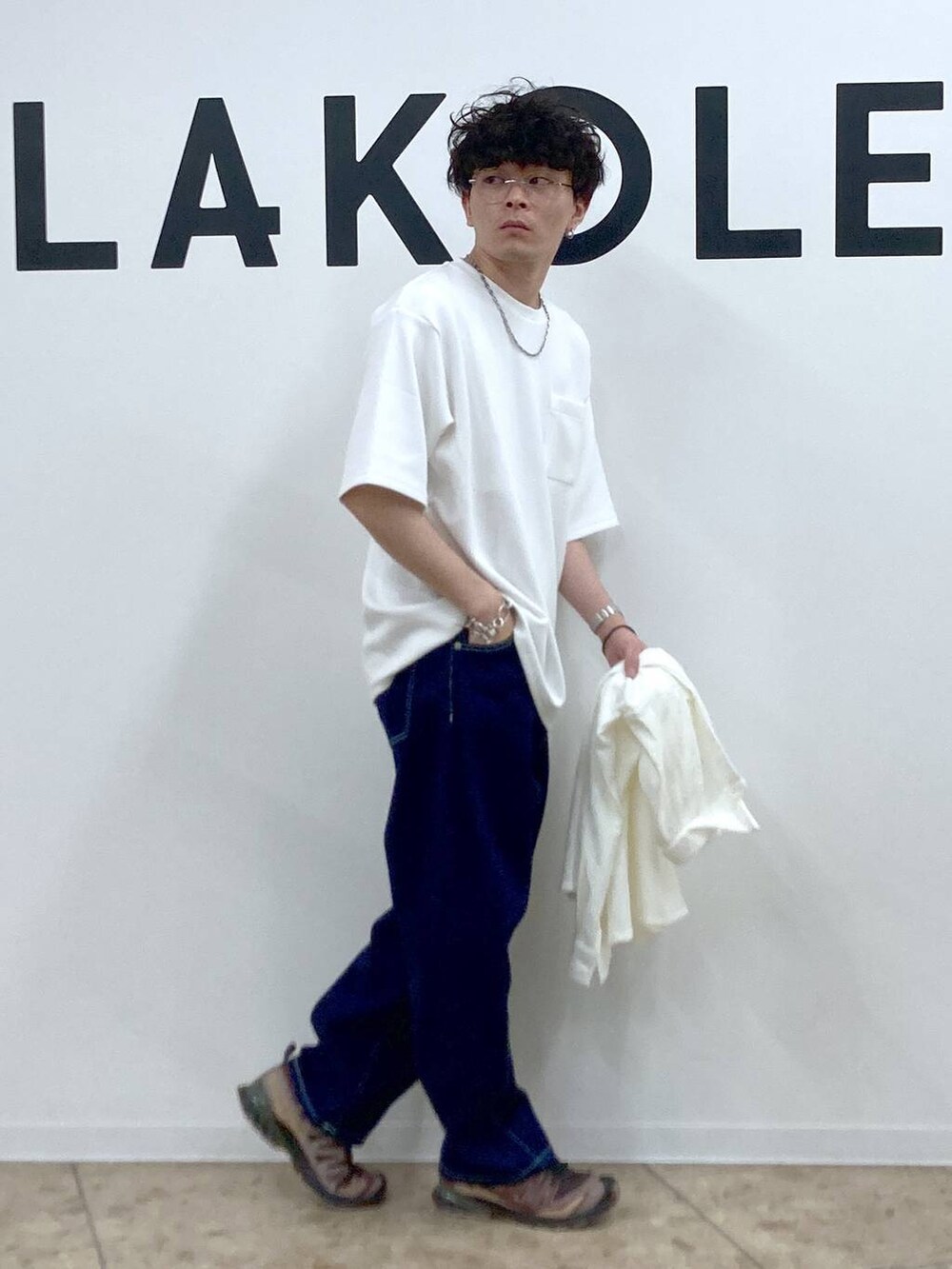 ホワイト系のシャツ/ブラウス、ホワイト系のTシャツ/カットソー、その他のサングラスを着用したメンズの春コーディネートの7枚目の写真