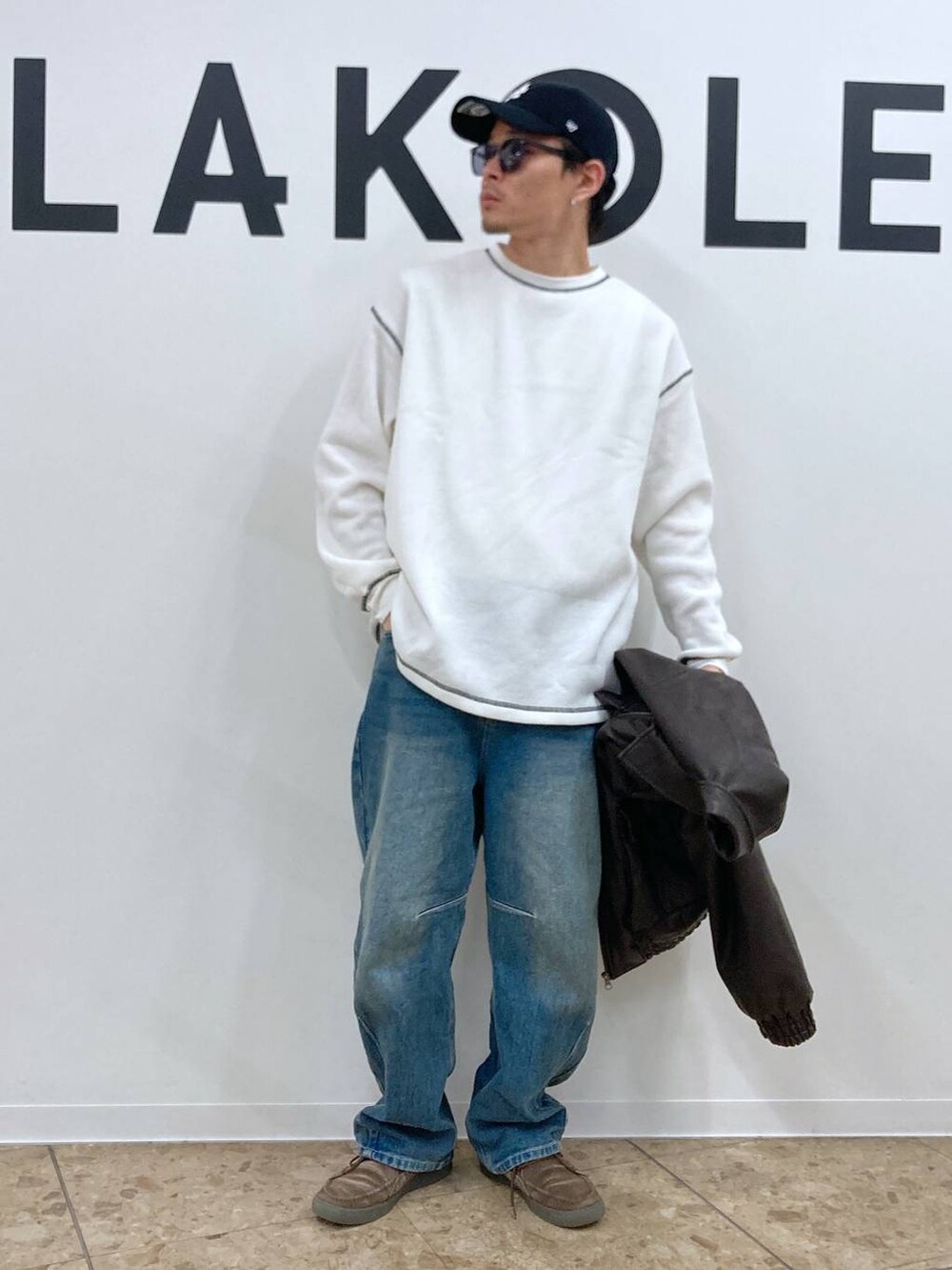 ブルー系のデニムパンツ、ホワイト系のTシャツ/カットソー、ブラウン系のブルゾンを着用したメンズの秋コーディネートの7枚目の写真