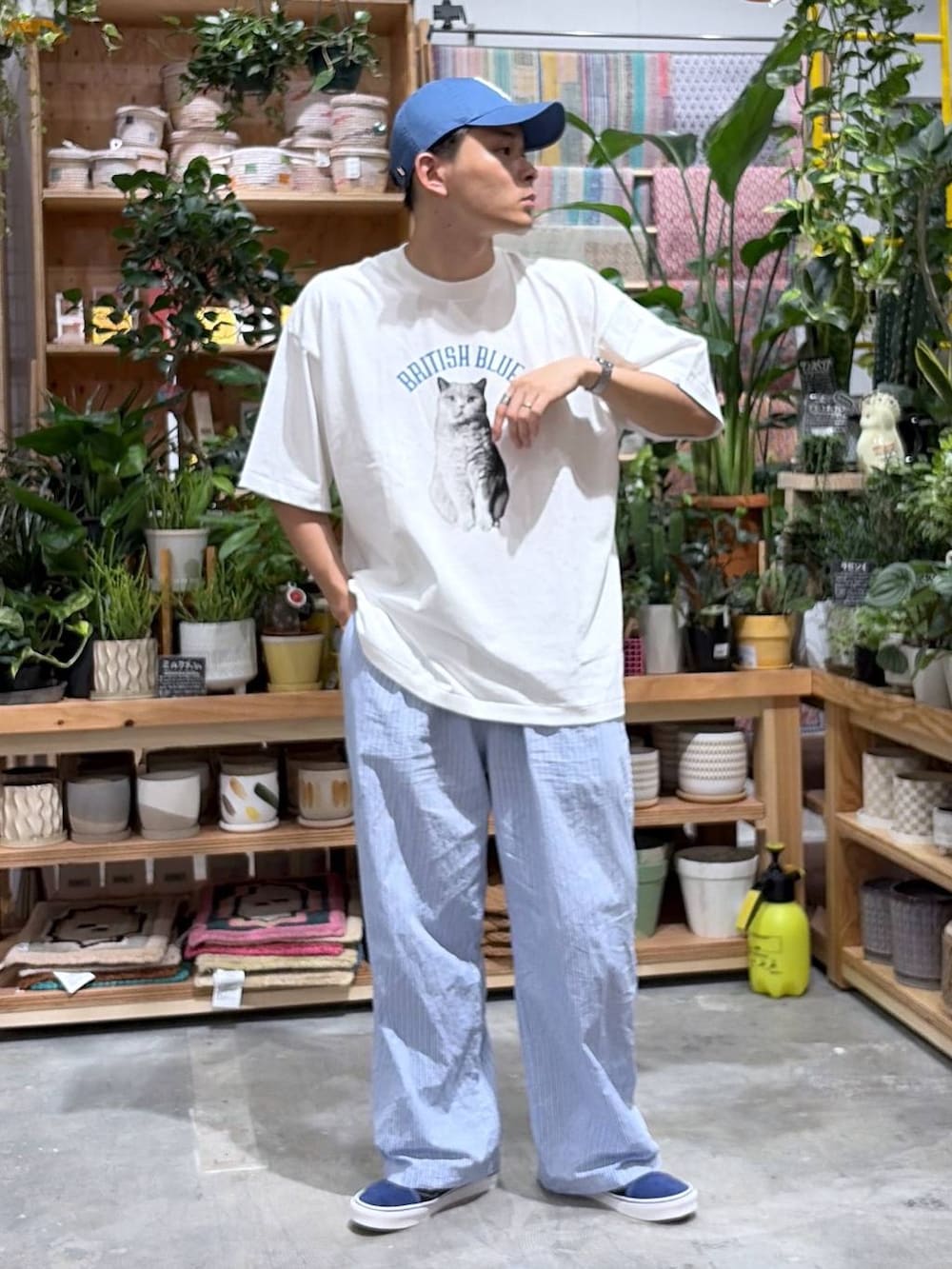 ホワイト系のTシャツ/カットソー、ブルー系のその他パンツ、ブルー系のスニーカーを着用したメンズの夏コーディネートの6枚目の写真
