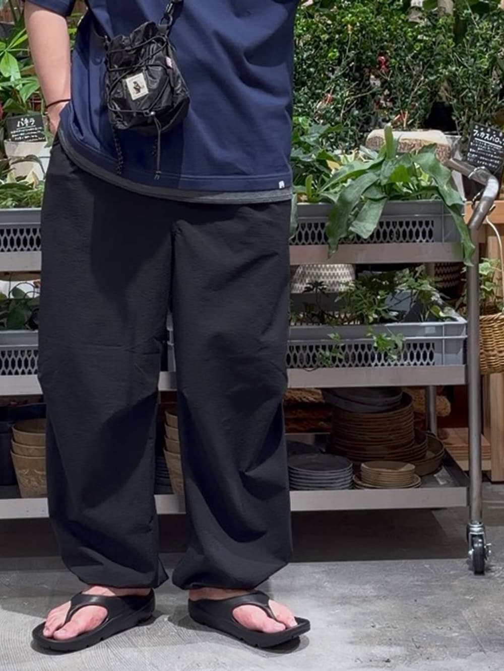 ブラック系のサンダル、ブラック系のその他パンツ、ブルー系のTシャツ/カットソーを着用したメンズの夏コーディネートの7枚目の写真