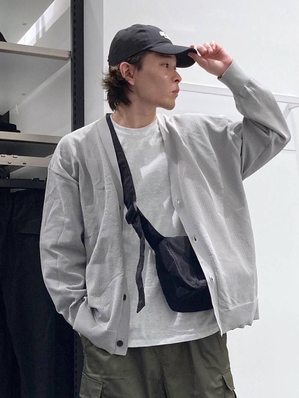 グレー系のTシャツ/カットソー、ブラック系のスリッポン、グリーン系のカーゴパンツを着用したメンズの春コーディネートの7枚目の写真