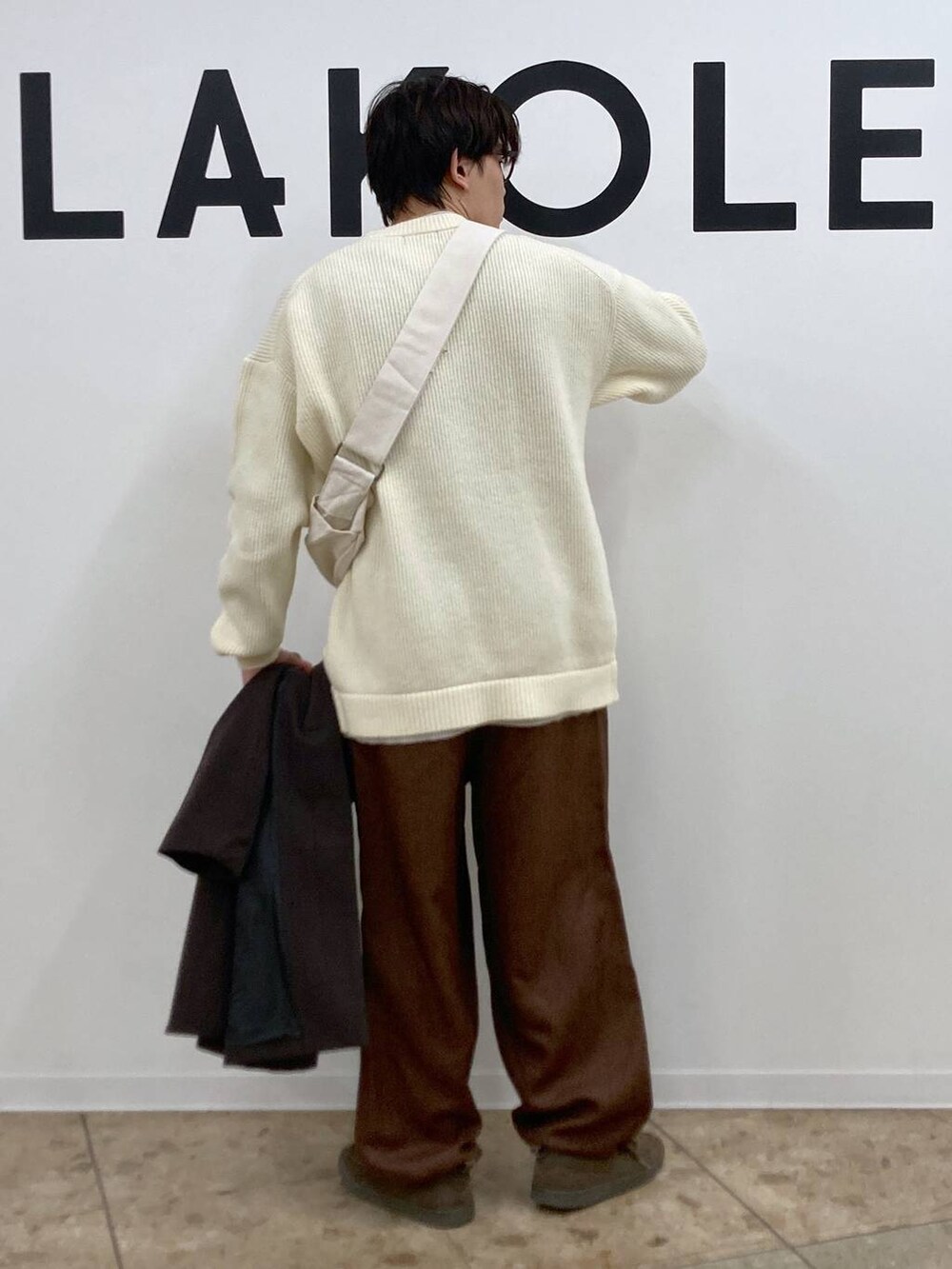 「休日コーデ、カジュアル、ゆったり、ラフ、デート/ロマンティック、LAKOLE、どっと変わっちゃえ、コート、チェスターコート、ニット、レイヤードスタイル、ワイドパンツ、ショルダーバッグ、サングラス、めがね」｜「LAKOLEのZIPキャンバスショルダー / 110640（ショルダーバッグ、ベージュ系）」を使った、shibaさん（メンズ・172cm）の冬コーディネートの6枚目の写真