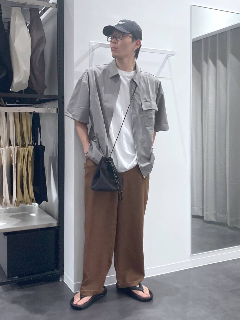 ブラック系のサンダル、ブラウン系のその他パンツ、ホワイト系のTシャツ/カットソーを着用したメンズの夏コーディネートの4枚目の写真