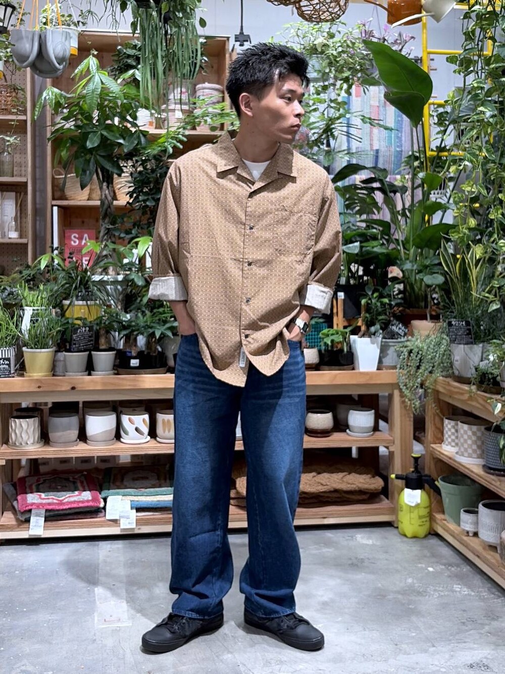 ブルー系のデニムパンツ、ベージュ系のシャツ/ブラウス、ホワイト系のTシャツ/カットソーを着用したメンズの秋コーディネートの6枚目の写真