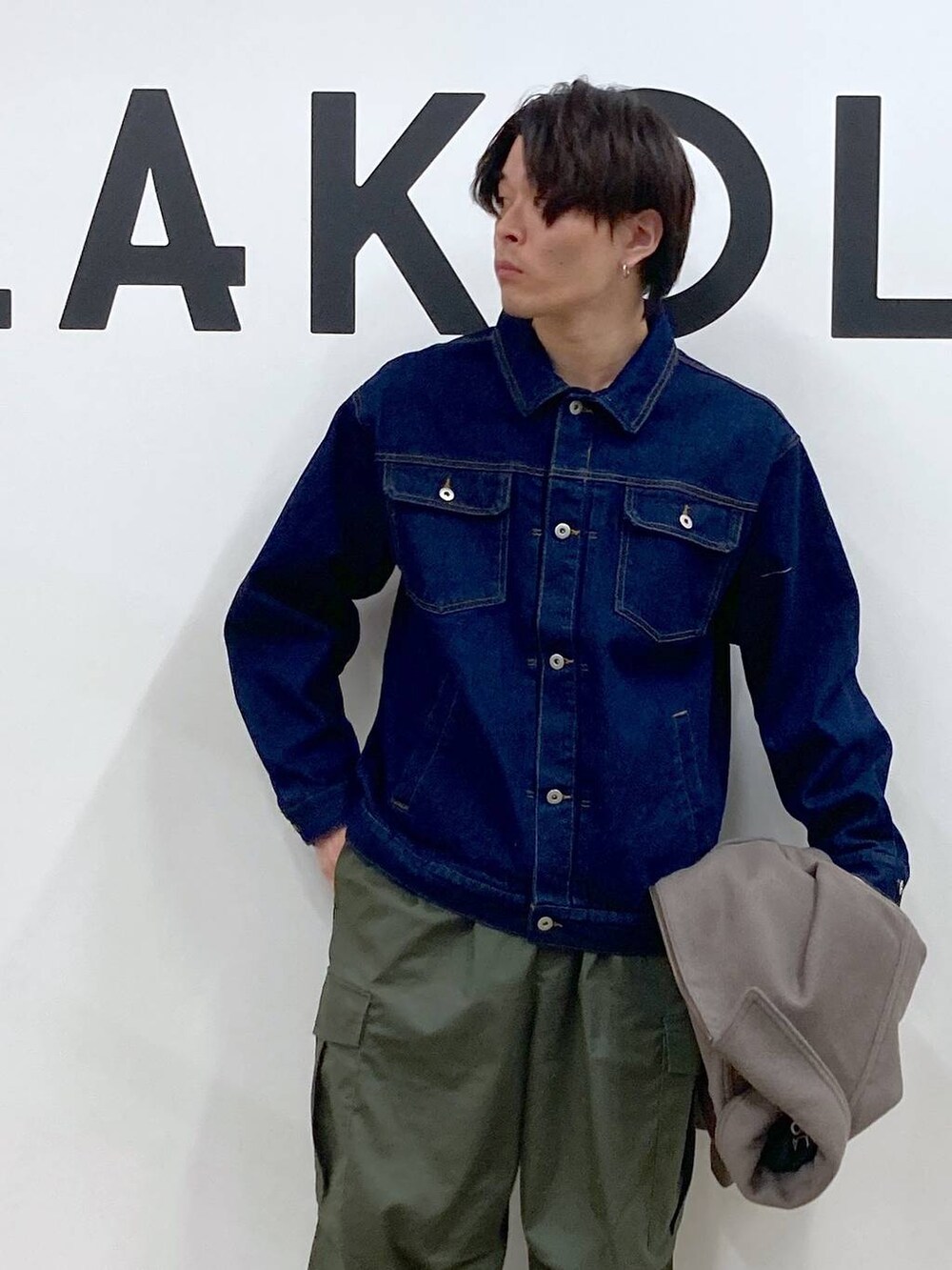 グリーン系のカーゴパンツ、ブラウン系のブルゾン、ブルー系のデニムジャケットを着用したメンズの冬コーディネートの5枚目の写真