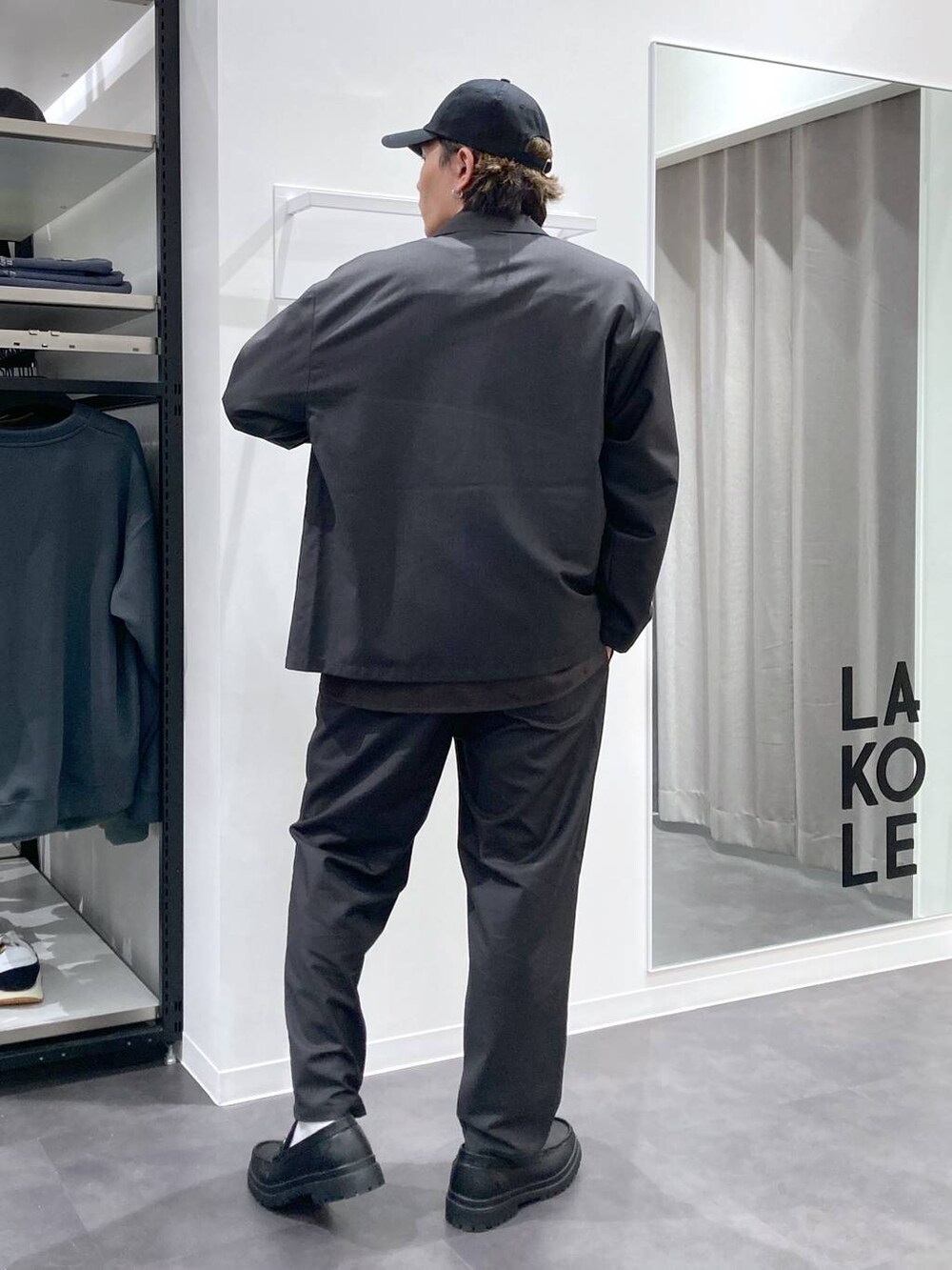 ブラック系のローファー、グレー系のテーラードジャケット、グレー系のシャツ/ブラウスを着用したメンズの春コーディネートの2枚目の写真