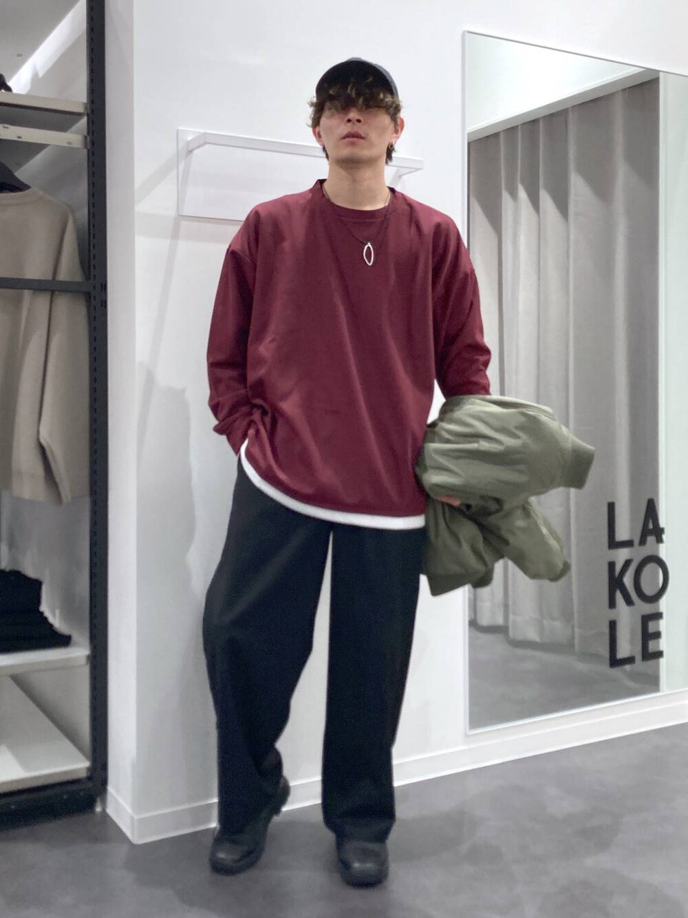 グリーン系のMA-1、レッド系のTシャツ/カットソー、ブラック系のスリッポンを着用したメンズの冬コーディネートの4枚目の写真