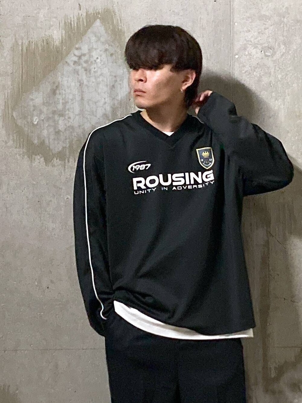 ホワイト系のTシャツ/カットソー、ブラック系のTシャツ/カットソー、ブラック系のその他パンツを着用したメンズの秋コーディネートの5枚目の写真