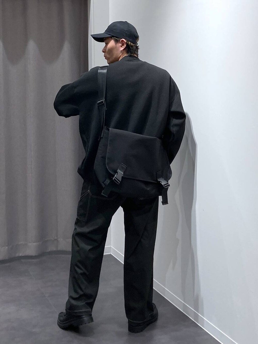 ブラック系のその他パンツ、ブラック系のローファー、ブラック系のメッセンジャーバッグを着用したメンズの冬コーディネートの2枚目の写真