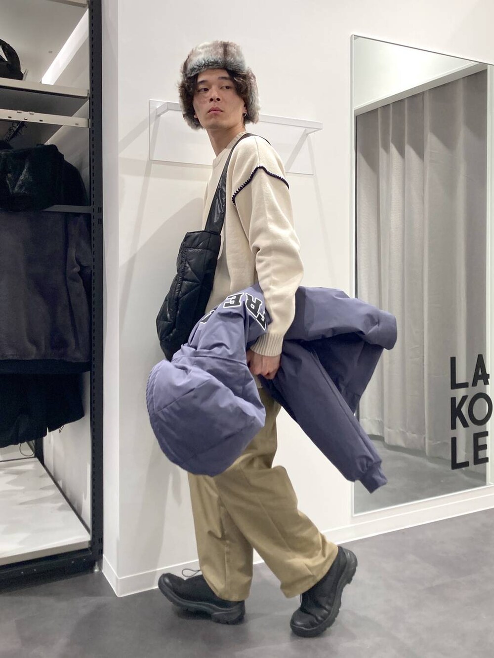 ベージュ系のチノパンツ、ブルー系のブルゾン、ベージュ系のニット/セーターを着用したメンズの冬コーディネートの8枚目の写真