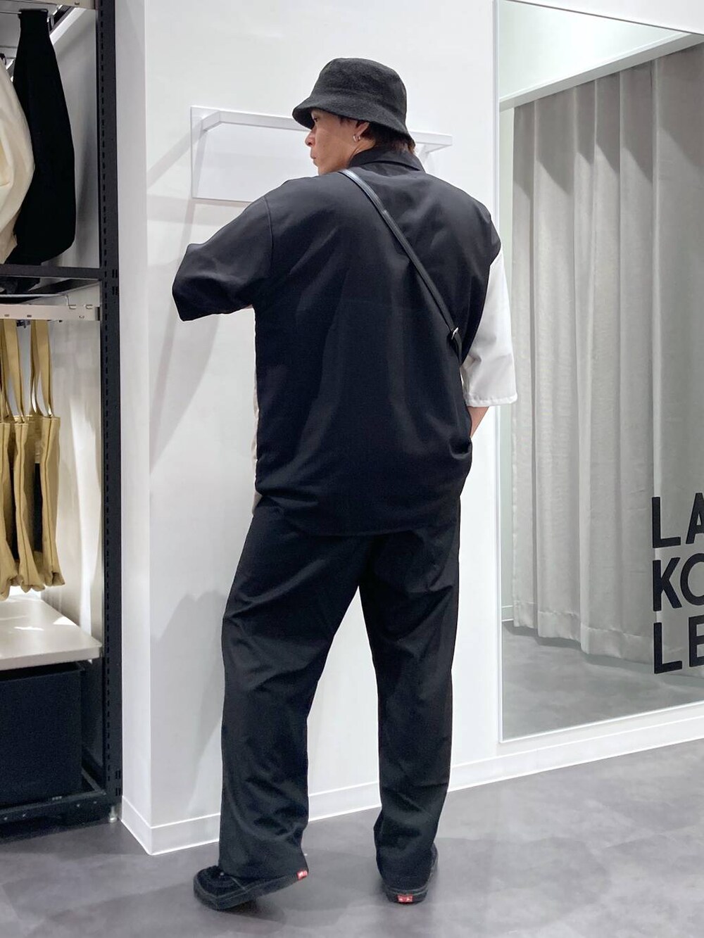 ブラック系のその他パンツ、ベージュ系のシャツ/ブラウス、ブラック系のショルダーバッグを着用したメンズの夏コーディネートの2枚目の写真