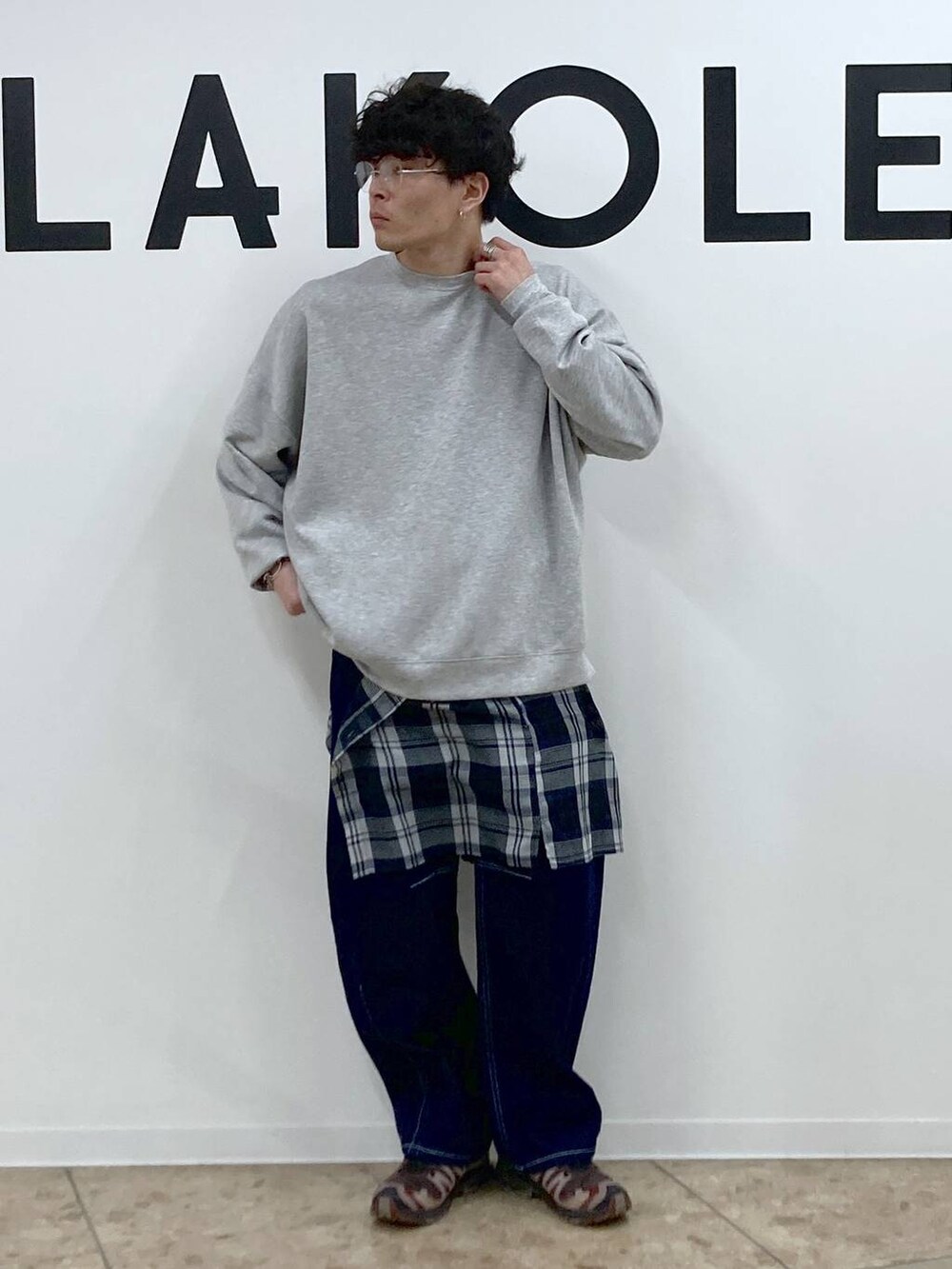 グレー系のTシャツ/カットソー、ホワイト系のボディバッグ/ウエストポーチ、ブルー系のシャツ/ブラウスを着用したメンズの春コーディネートの5枚目の写真