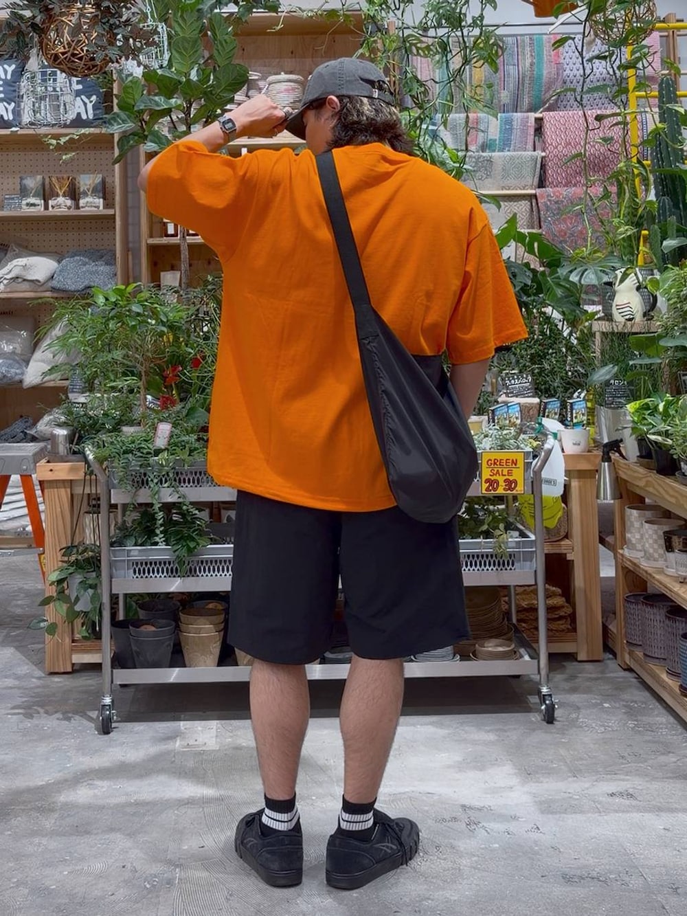 ブラック系のエコバッグ/サブバッグ、ブラック系のその他パンツを着用したメンズの夏コーディネートの2枚目の写真
