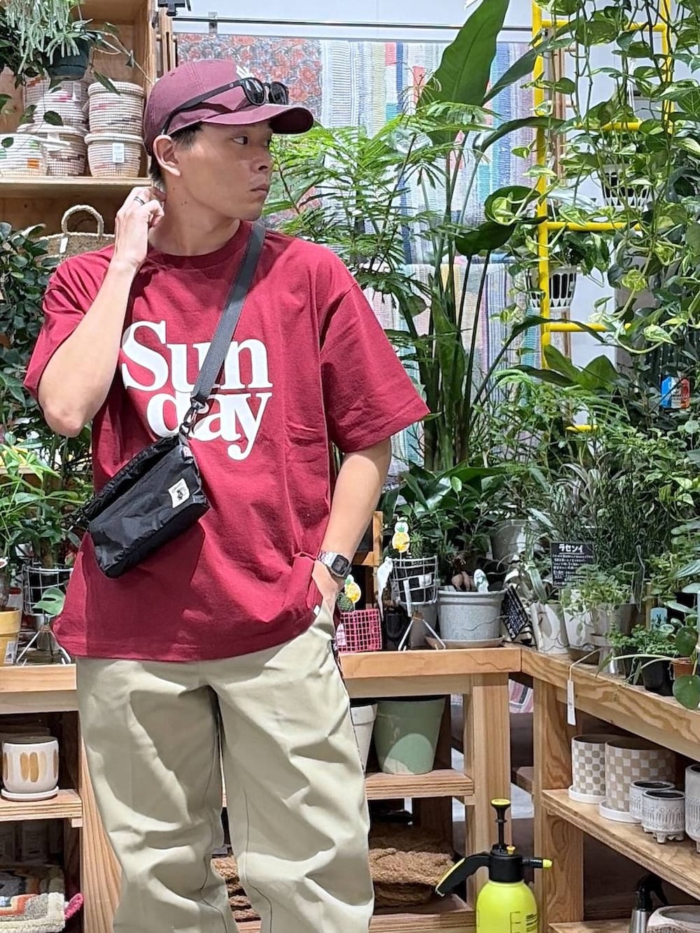 ブラック系のショルダーバッグ、レッド系のTシャツ/カットソー、グリーン系のその他パンツを着用したメンズの夏コーディネートの5枚目の写真