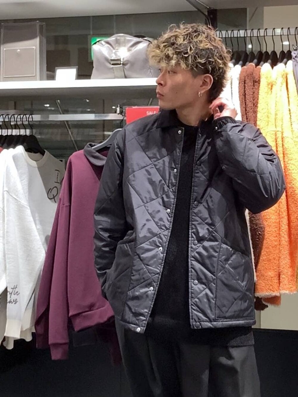 ブラック系のローファー、ブラック系のニット/セーター、ブラック系のスラックスを着用したメンズの冬コーディネートの5枚目の写真