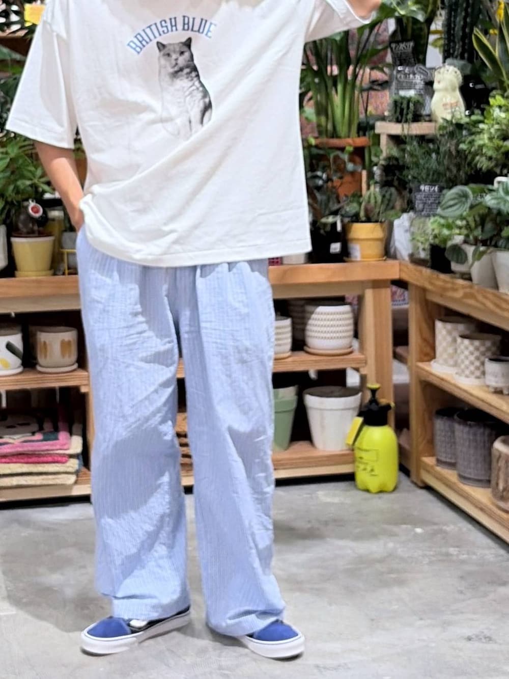 ホワイト系のTシャツ/カットソー、ブルー系のその他パンツ、ブルー系のスニーカーを着用したメンズの夏コーディネートの8枚目の写真