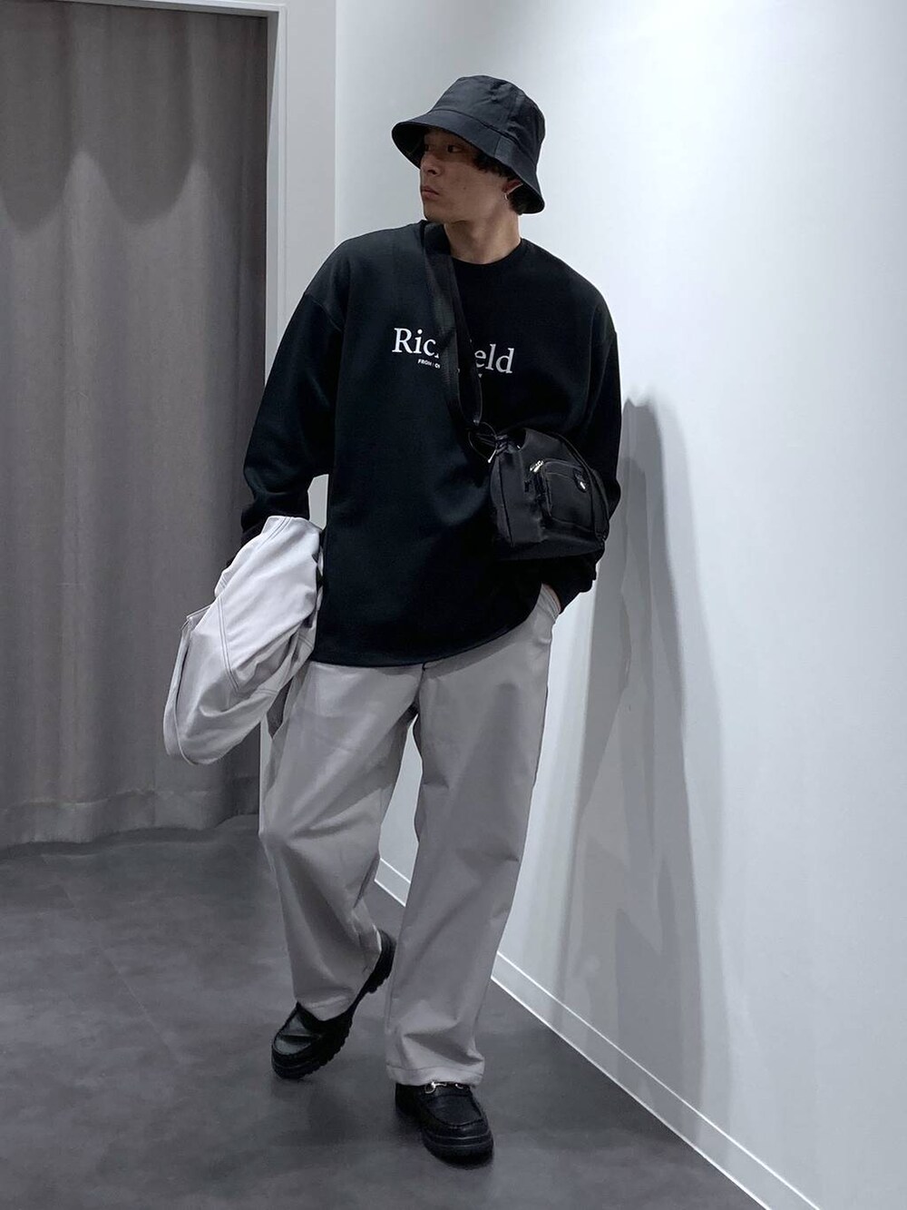 グレー系のその他パンツ、ブラック系のローファー、ブラック系のショルダーバッグを着用したメンズの冬コーディネートの5枚目の写真