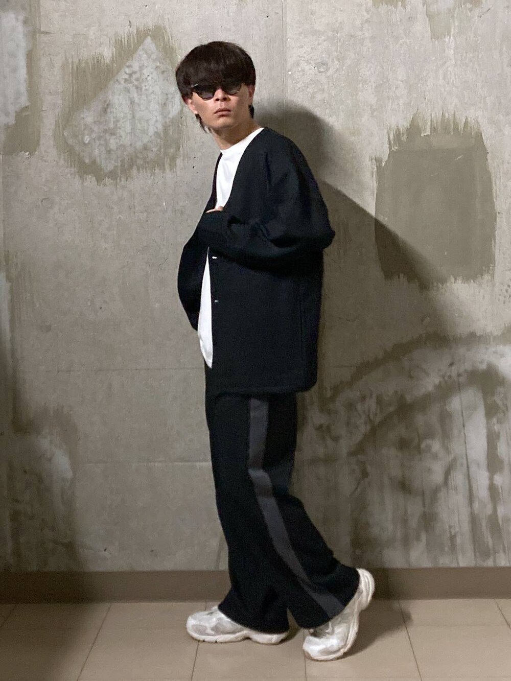 ホワイト系のTシャツ/カットソー、ブラック系のその他パンツ、ブラック系のカーディガン/ボレロを着用したメンズの夏コーディネートの3枚目の写真