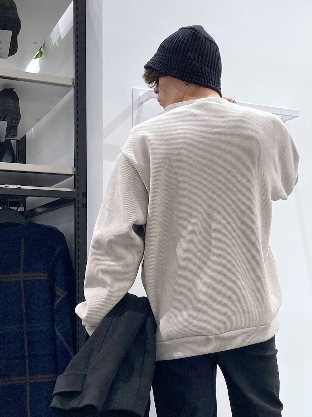 ブラック系のステンカラーコート、ブラック系のトートバッグ、ブラック系のドレスシューズを着用したメンズの冬コーディネートの3枚目の写真