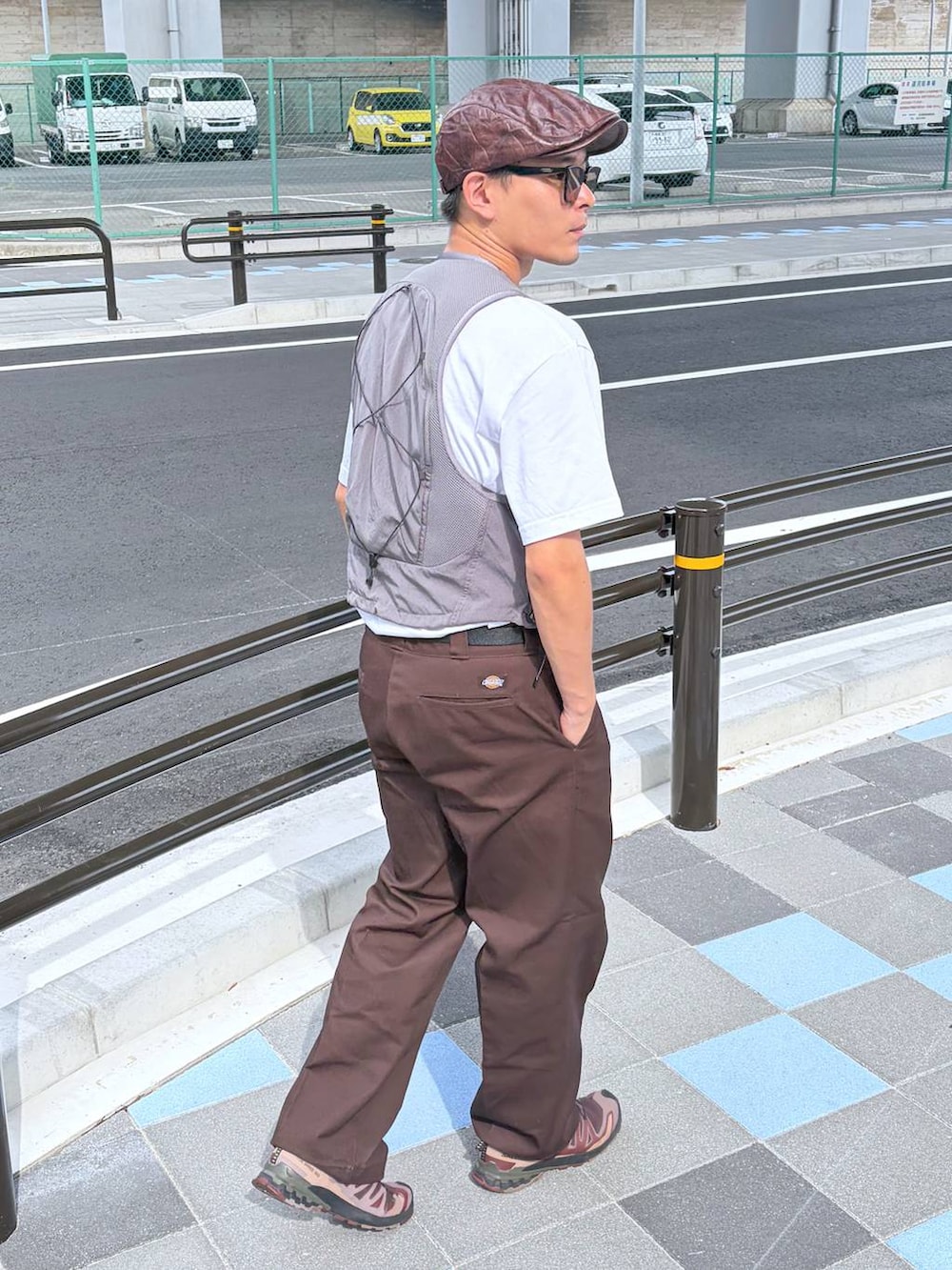ブラウン系のその他パンツ、ブラック系のベルトを着用したメンズの夏コーディネートの4枚目の写真