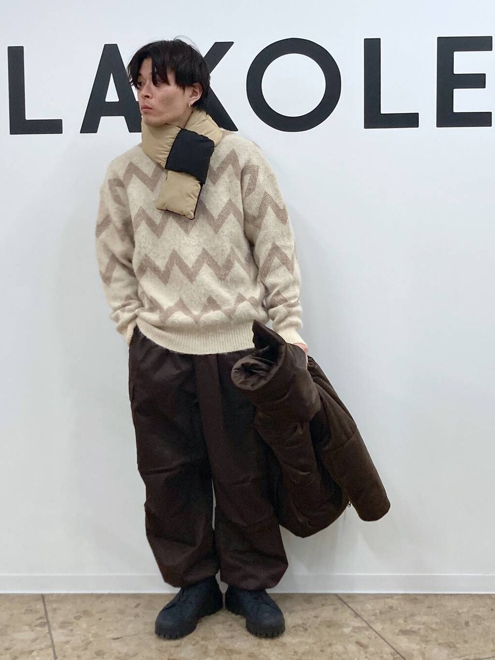 ベージュ系のニット/セーター、ブラウン系のカーゴパンツ、ブラウン系のブルゾンを着用したメンズの冬コーディネートの5枚目の写真