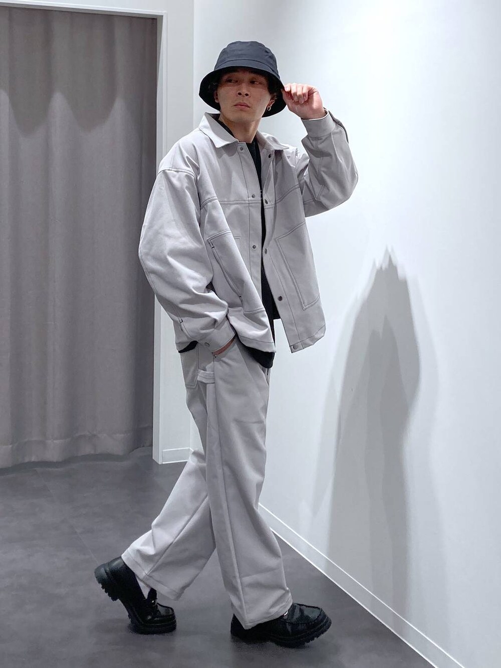 グレー系のその他パンツ、ブラック系のローファー、ブラック系のショルダーバッグを着用したメンズの冬コーディネートの3枚目の写真