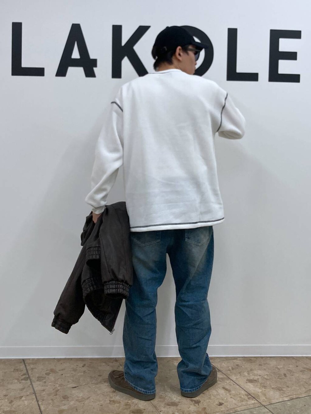 ブルー系のデニムパンツ、ホワイト系のTシャツ/カットソー、ブラウン系のブルゾンを着用したメンズの秋コーディネートの5枚目の写真