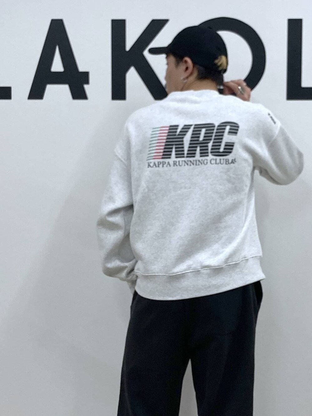 ブラック系のスニーカー、ブラック系のその他パンツ、ブラック系のキャップを着用したメンズの秋コーディネートの5枚目の写真