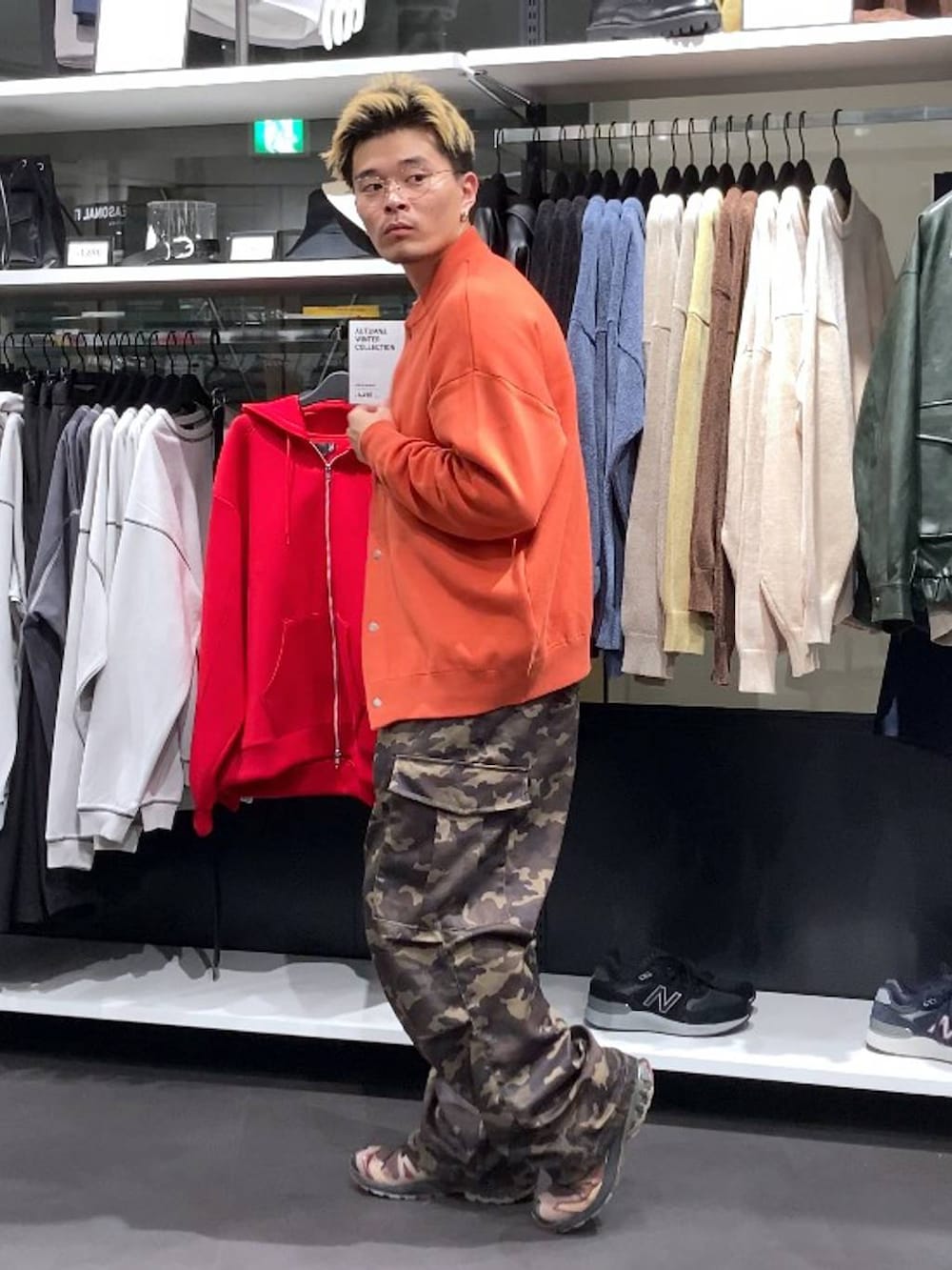 オレンジ系のカーディガン/ボレロ、グリーン系のその他パンツを着用したメンズの秋コーディネートの3枚目の写真