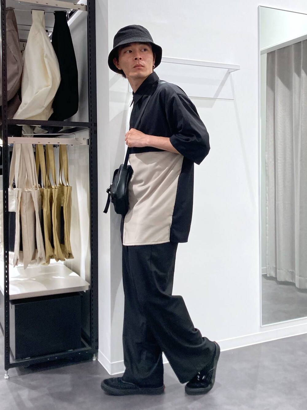 ブラック系のその他パンツ、ベージュ系のシャツ/ブラウス、ブラック系のショルダーバッグを着用したメンズの夏コーディネートの3枚目の写真