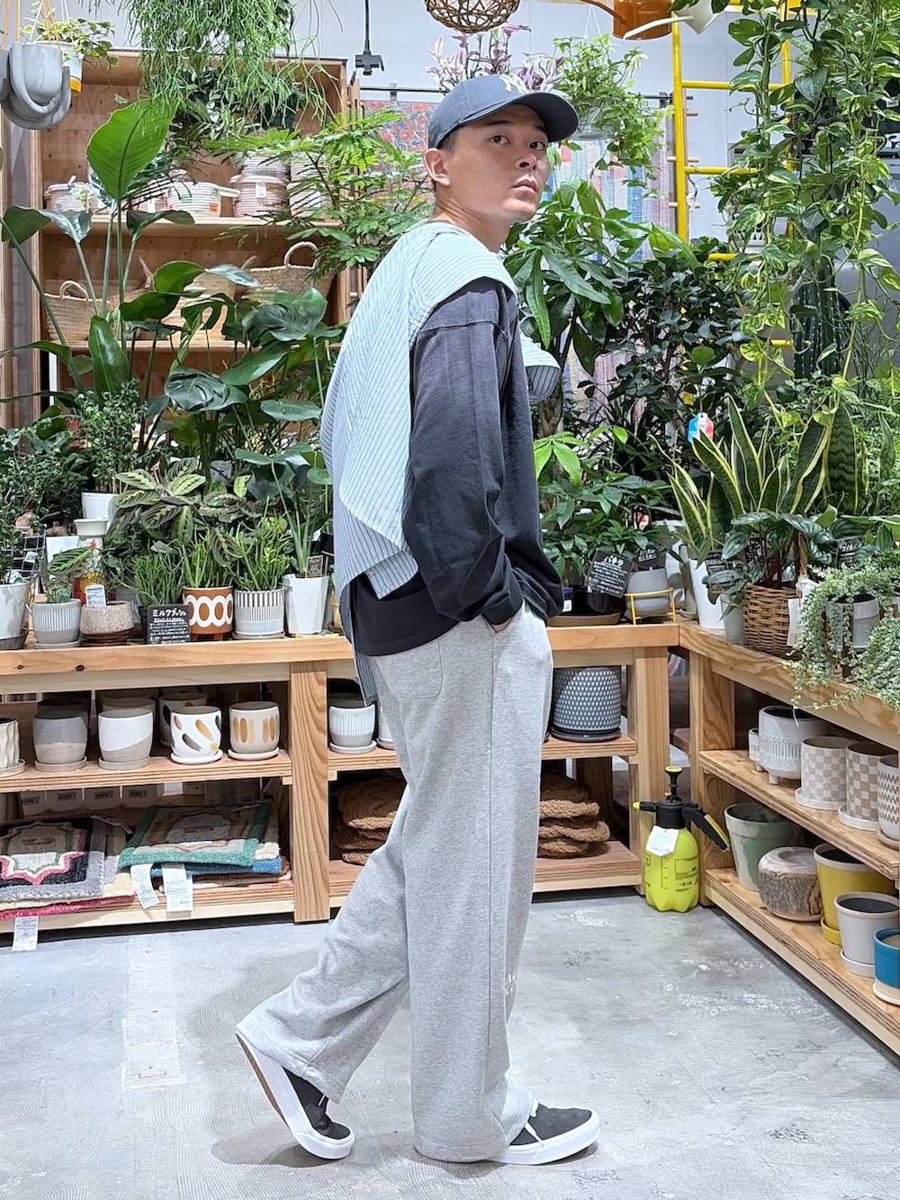 ブルー系のシャツ/ブラウス、グレー系のスウェットパンツ、ブラック系のTシャツ/カットソーを着用したメンズの秋コーディネートの4枚目の写真