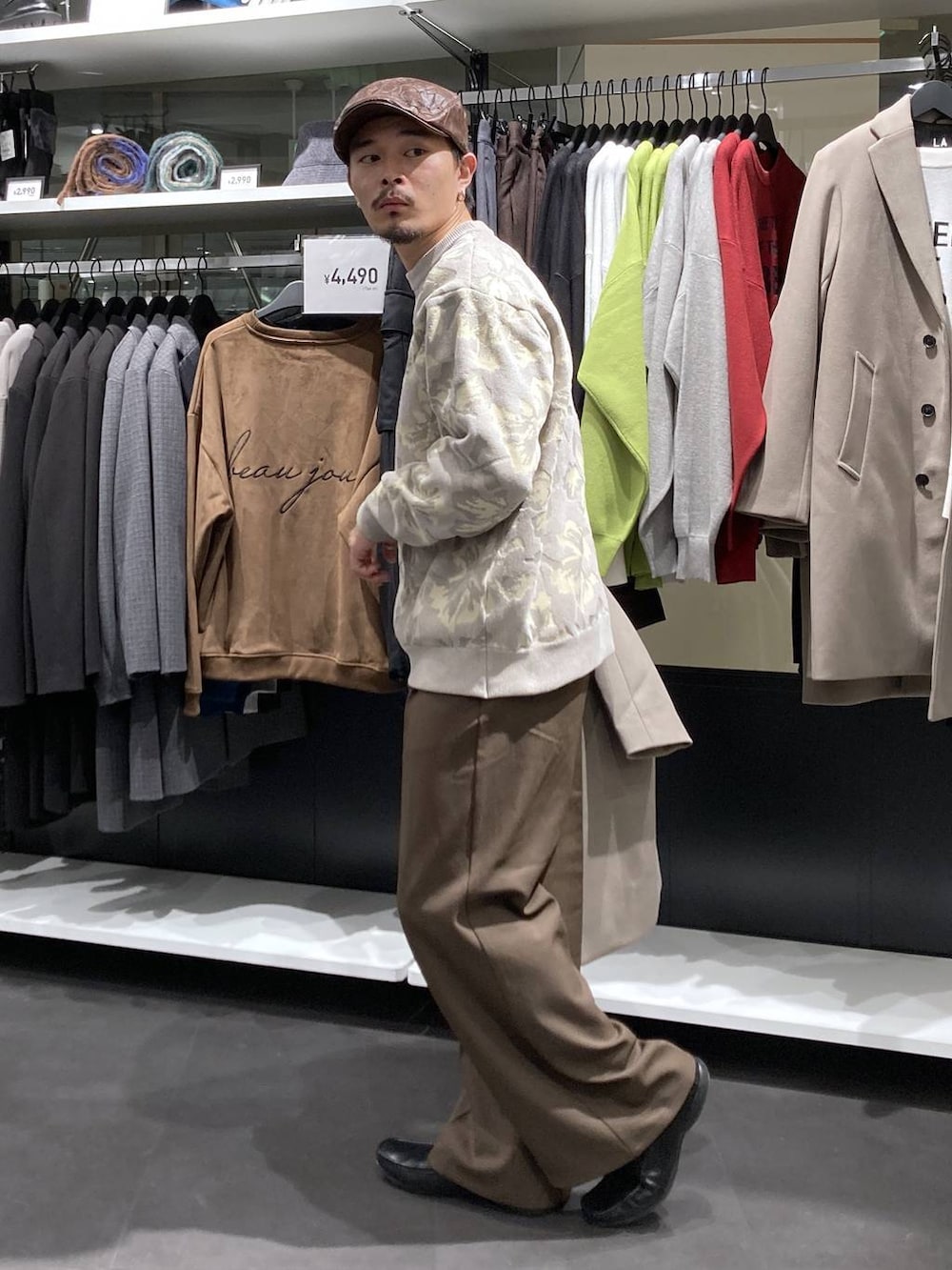 ホワイト系のチェスターコート、ベージュ系のニット/セーター、ブラウン系のその他パンツを着用したメンズの冬コーディネートの7枚目の写真