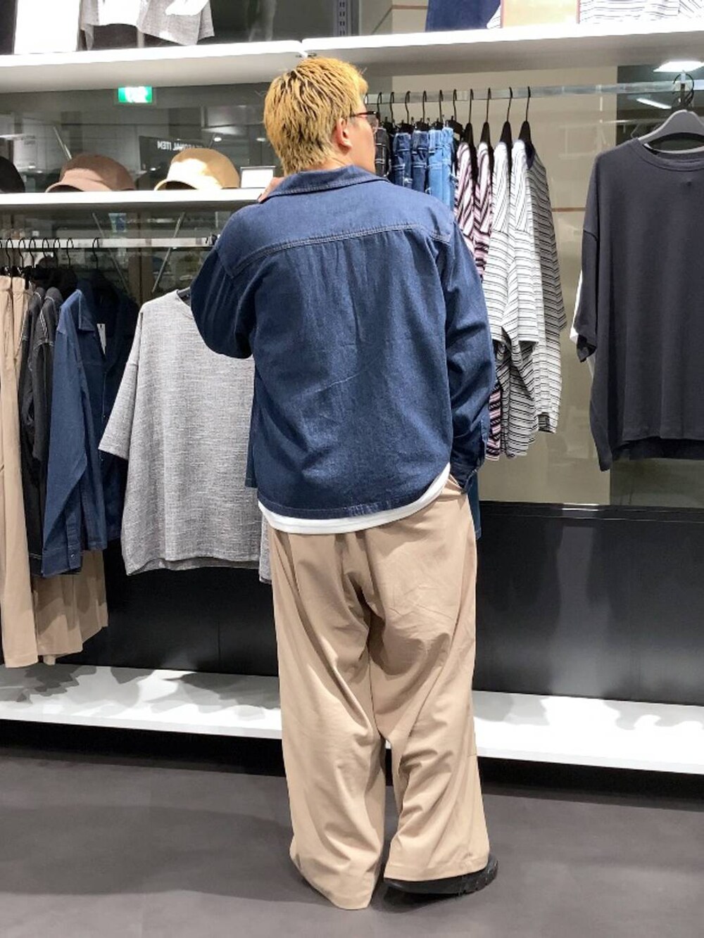 ベージュ系のその他パンツ、ブルー系のシャツ/ブラウス、ホワイト系のTシャツ/カットソーを着用したメンズの秋コーディネートの2枚目の写真