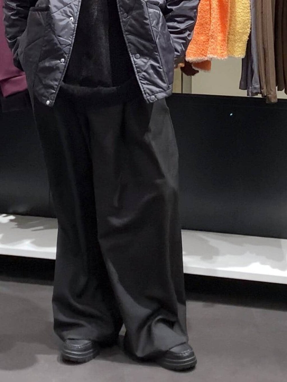 ブラック系のローファー、ブラック系のニット/セーター、ブラック系のスラックスを着用したメンズの冬コーディネートの7枚目の写真