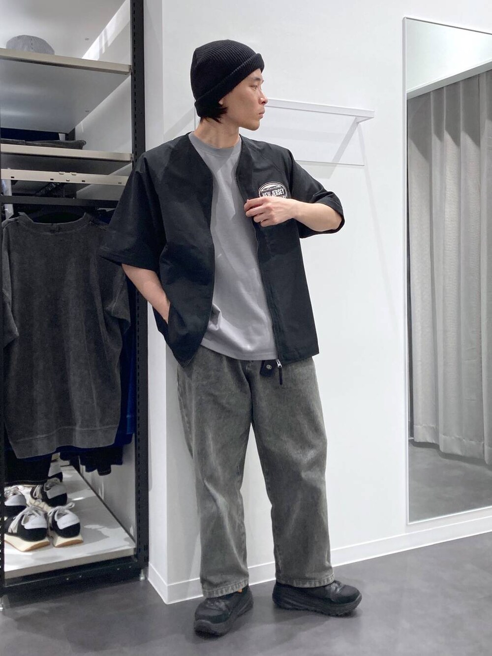 ブラック系のシャツ/ブラウス、グリーン系のデニムパンツ、グレー系のTシャツ/カットソーを着用したメンズの春コーディネートの4枚目の写真