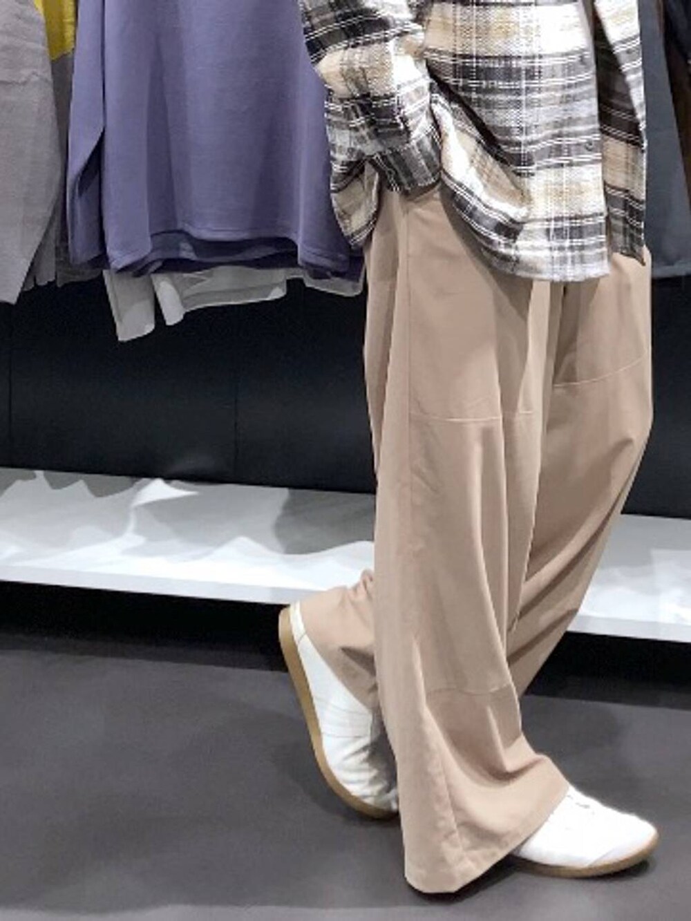 ホワイト系のTシャツ/カットソー、ベージュ系のその他パンツ、ベージュ系のシャツ/ブラウスを着用したメンズの秋コーディネートの6枚目の写真