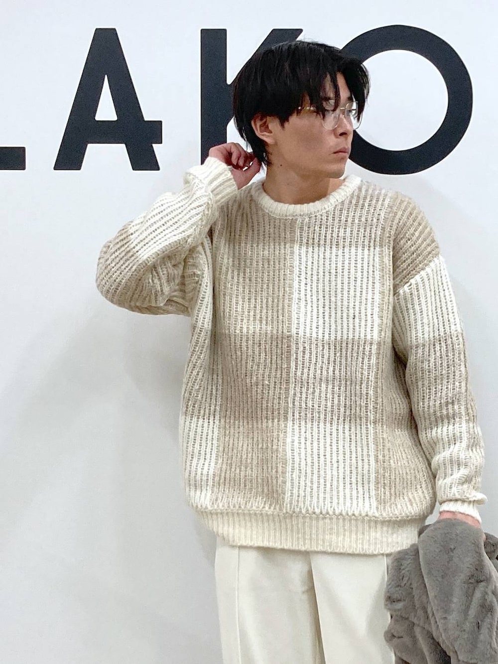 ホワイト系のその他パンツ、ブラック系のローファー、ベージュ系のブルゾンを着用したメンズの冬コーディネートの8枚目の写真