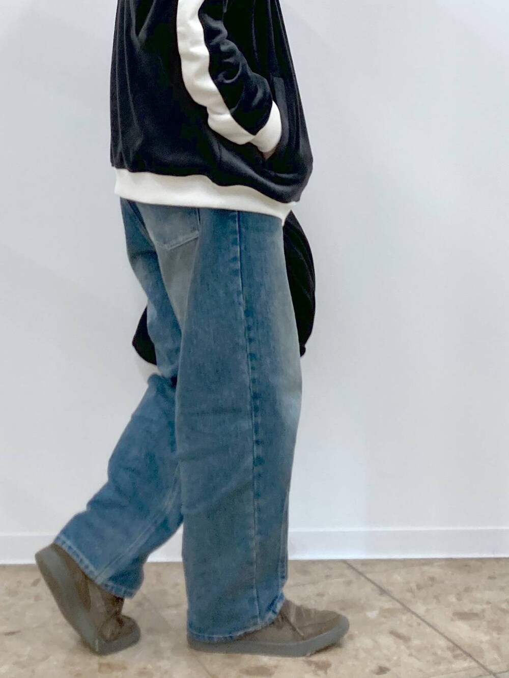 ブラック系のテーラードジャケット、ブルー系のデニムパンツ、ブラック系のその他アウターを着用したメンズの秋コーディネートの9枚目の写真