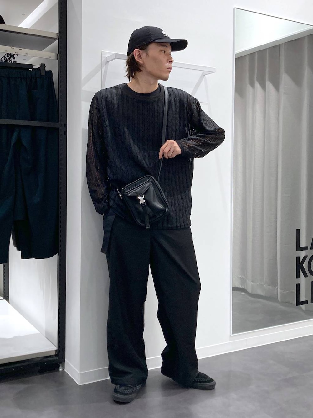 ブラック系のTシャツ/カットソー、ブラック系のショルダーバッグ、ブラック系のその他パンツを着用したメンズの夏コーディネートの5枚目の写真