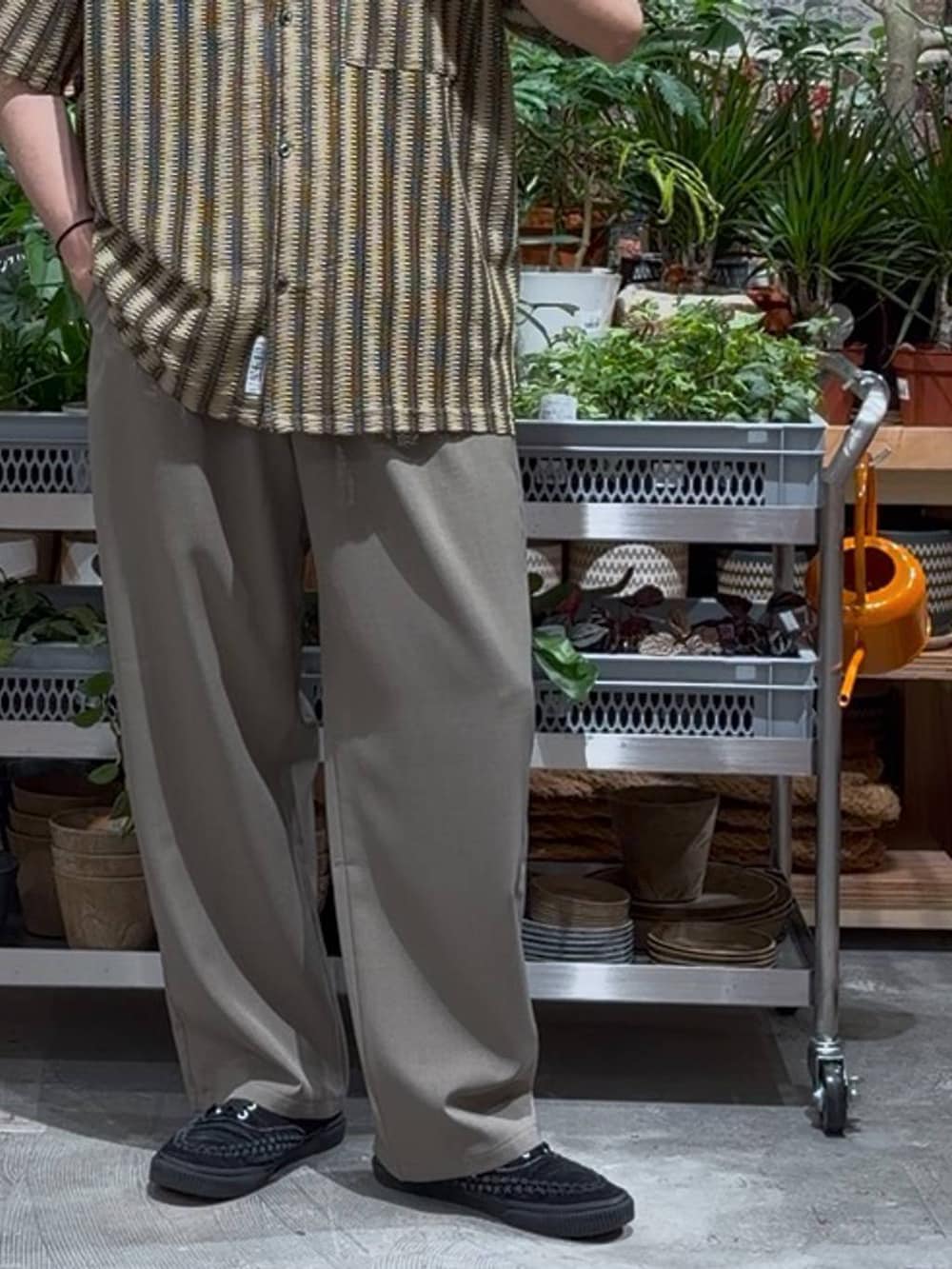 ベージュ系のその他パンツ、ブラック系のタンクトップ、ベージュ系のシャツ/ブラウスを着用したメンズの春コーディネートの7枚目の写真