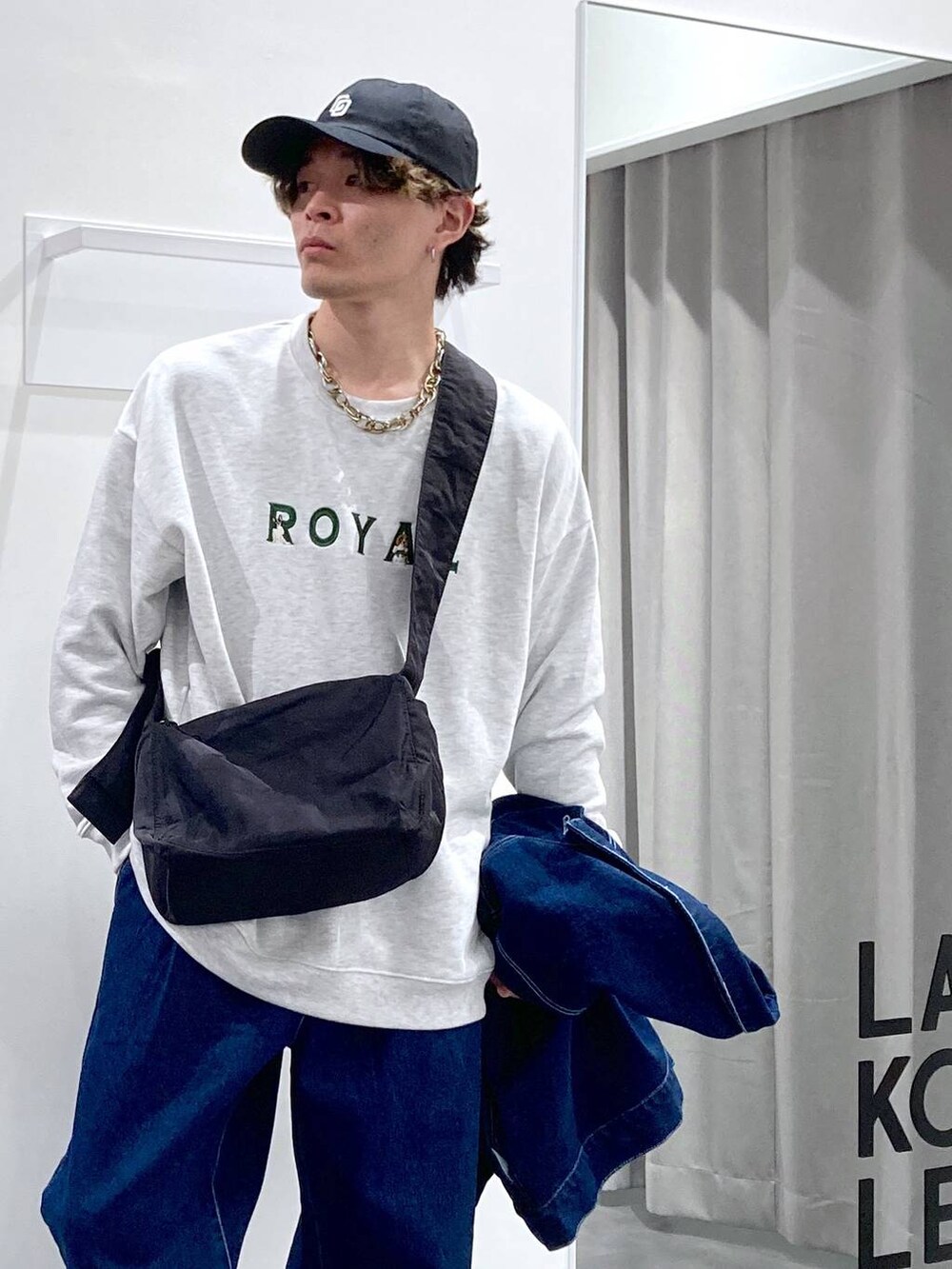 ブラック系のローファー、ブルー系のブルゾン、ブルー系のデニムパンツを着用したメンズの冬コーディネートの8枚目の写真