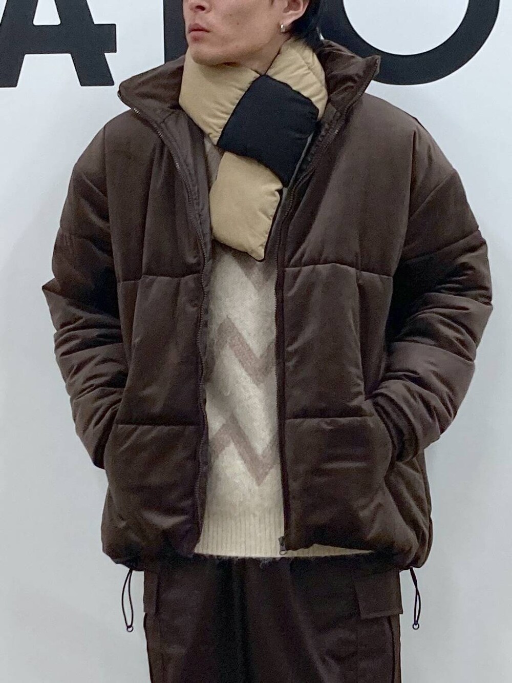 ベージュ系のニット/セーター、ブラウン系のカーゴパンツ、ブラウン系のブルゾンを着用したメンズの冬コーディネートの8枚目の写真