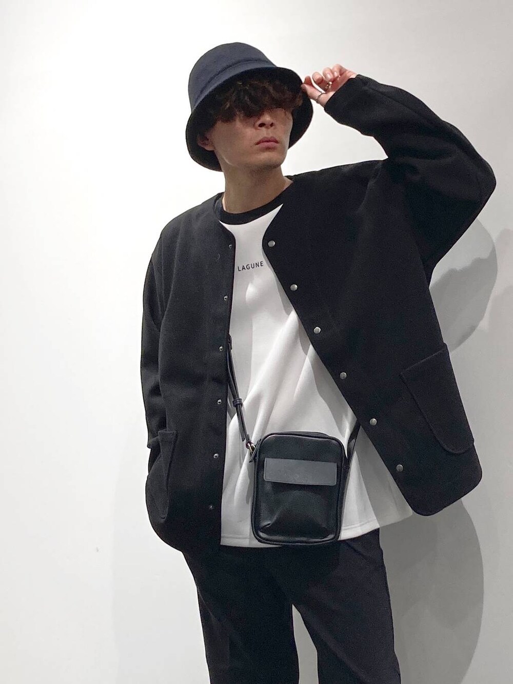 ブラック系のローファー、ホワイト系のTシャツ/カットソー、ブラック系のその他パンツを着用したメンズの秋コーディネートの5枚目の写真