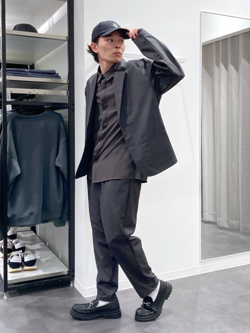 ブラック系のローファー、グレー系のテーラードジャケット、グレー系のシャツ/ブラウスを着用したメンズの春コーディネートの3枚目の写真