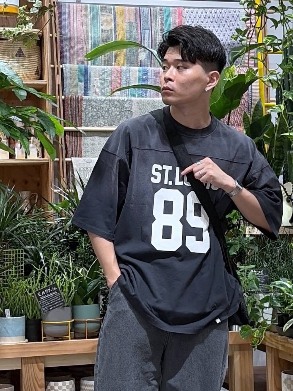 ブラック系のTシャツ/カットソー、ブラック系のエコバッグ/サブバッグ、ブラック系のサンダルを着用したメンズの夏コーディネートの5枚目の写真