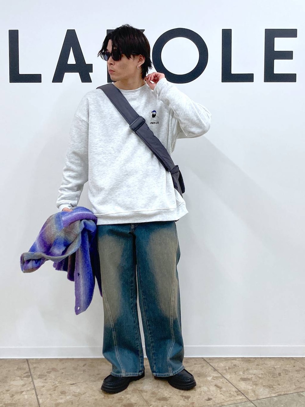 ブルー系のデニムパンツ、パープル系のカーディガン/ボレロ、グレー系のスウェットを着用したメンズの冬コーディネートの5枚目の写真