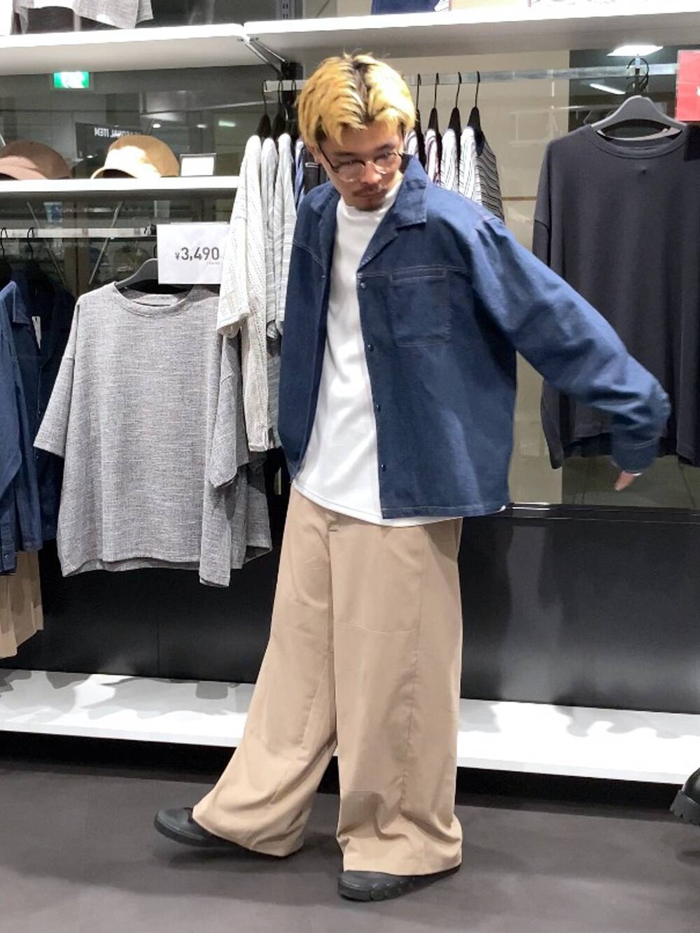 ベージュ系のその他パンツ、ブルー系のシャツ/ブラウス、ホワイト系のTシャツ/カットソーを着用したメンズの秋コーディネートの7枚目の写真