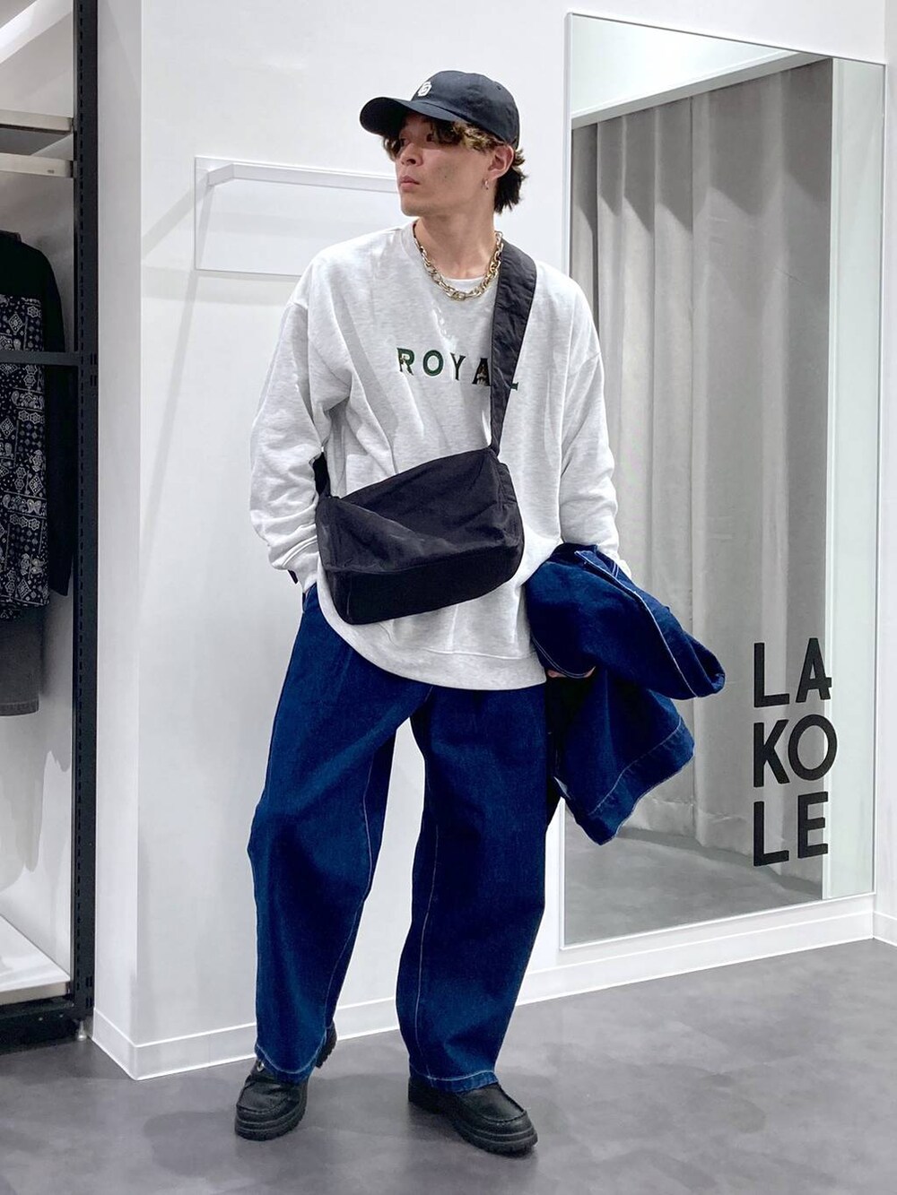 ブラック系のローファー、ブルー系のブルゾン、ブルー系のデニムパンツを着用したメンズの冬コーディネートの4枚目の写真