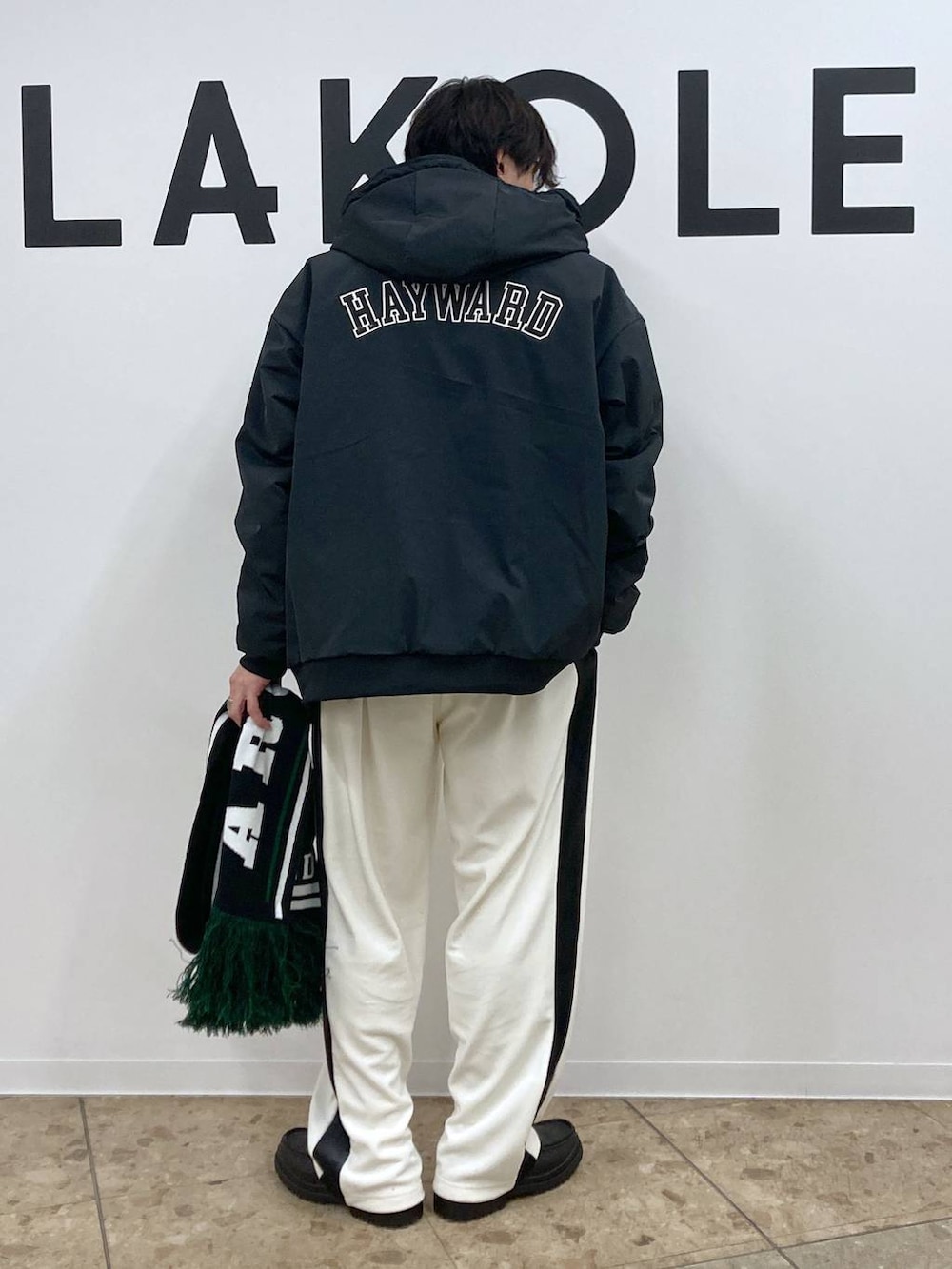 ブラック系のブルゾン、ブラック系のローファー、ブラック系のニット/セーターを着用したメンズの冬コーディネートの2枚目の写真