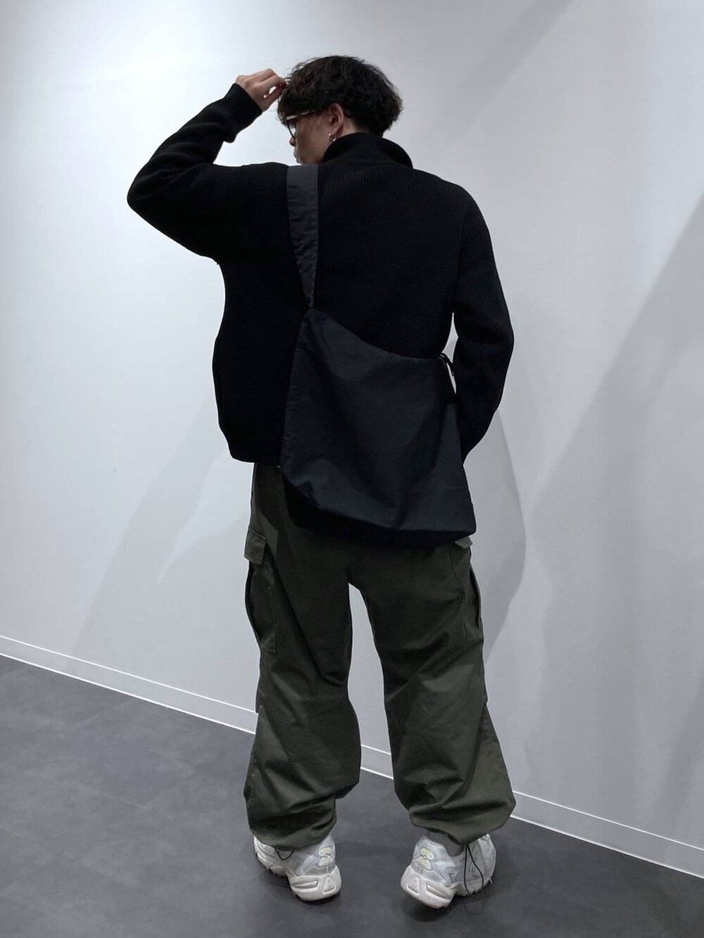 ホワイト系のスニーカー、ホワイト系のスウェット、グリーン系のカーゴパンツを着用したメンズの秋コーディネートの2枚目の写真